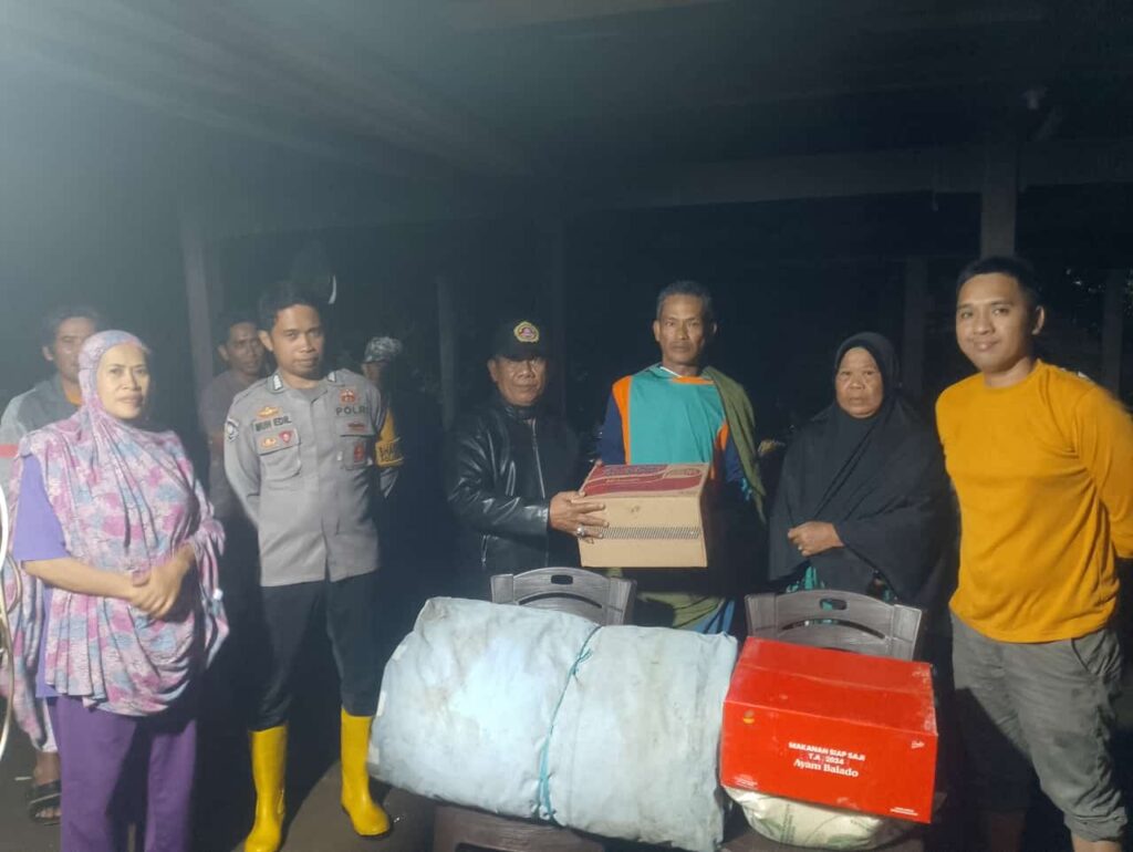 Penyerahan bantuan untuk korban banjir di lakellu desa watu